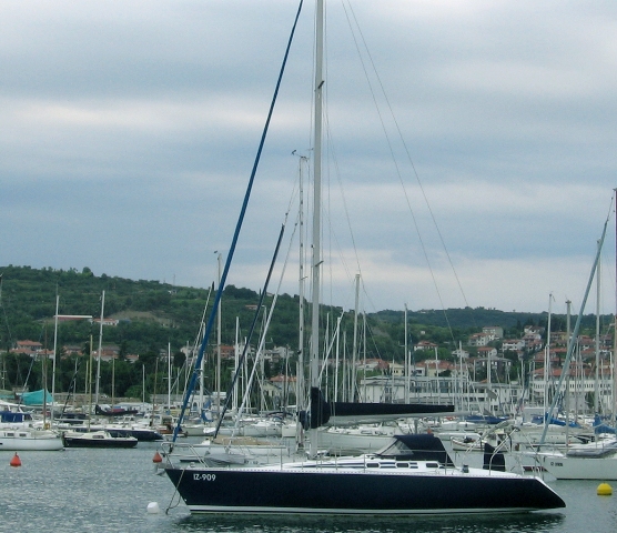 Segelyacht in Marina