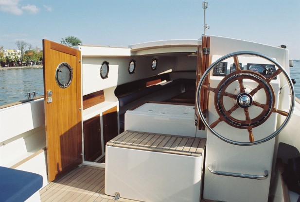 Steuerrad und Deck einer Motoryacht