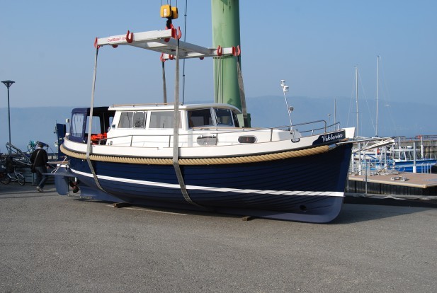 Motoryacht im Hafen